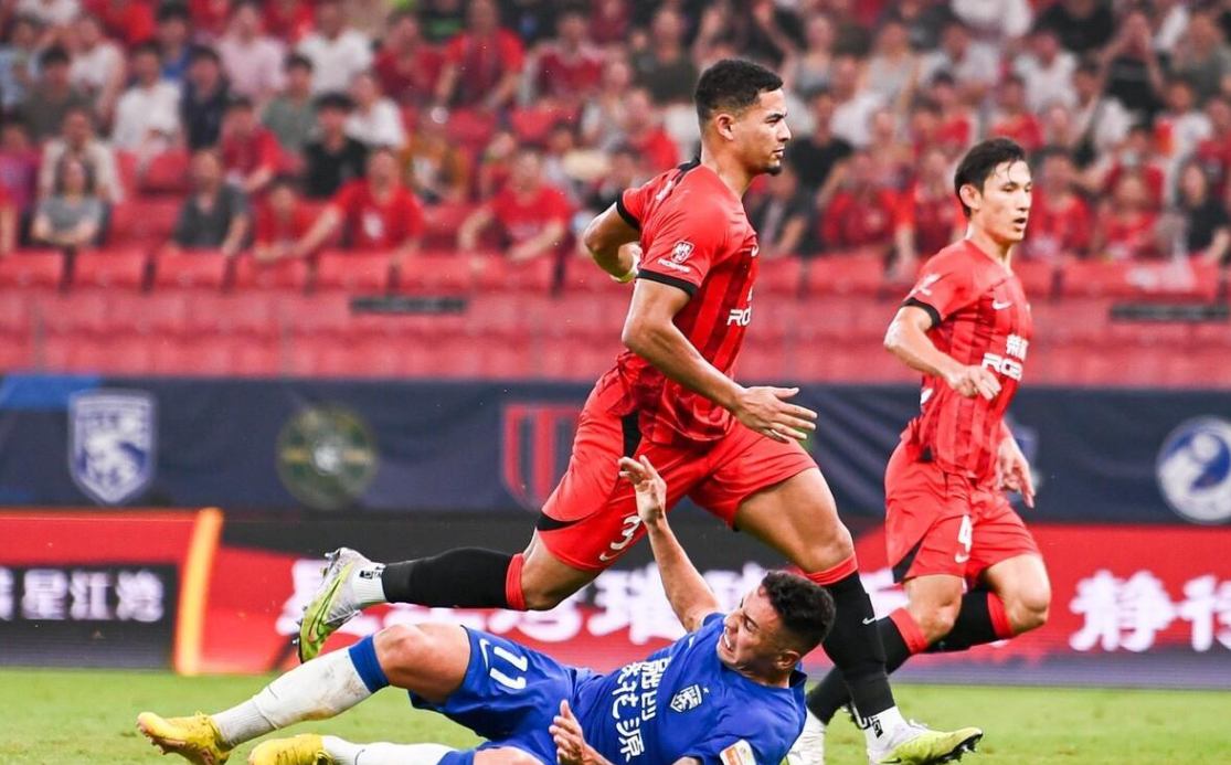 球场上精彩纷呈,球员们拼尽全力的简单介绍 球场上精彩纷呈,球员们拼尽全力的简单介绍