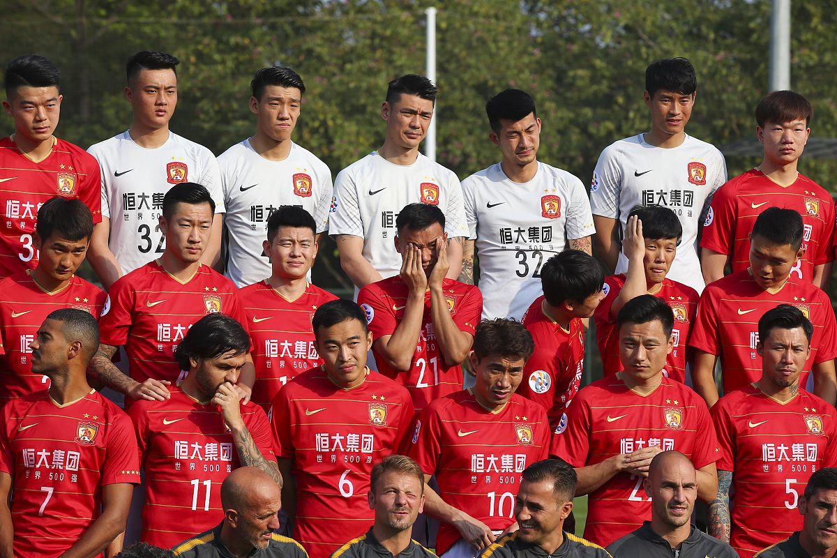 国内职业足球联赛比赛持续激烈，球队竞争白热化的简单介绍