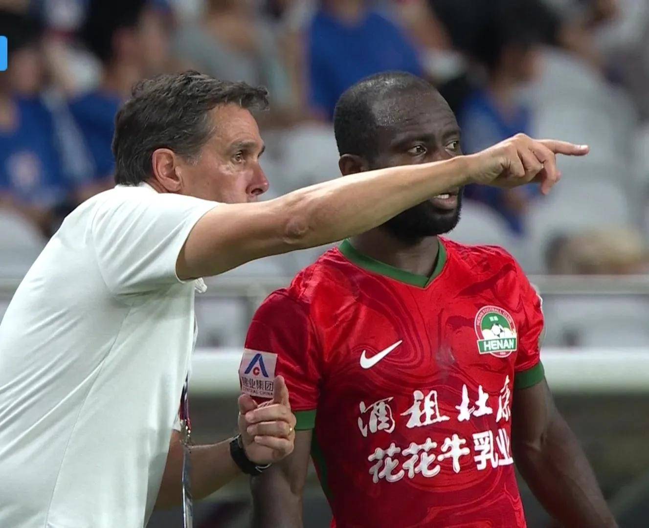 体育赛事持续激烈,场面波澜壮阔 体育赛事持续激烈,场面波澜壮阔