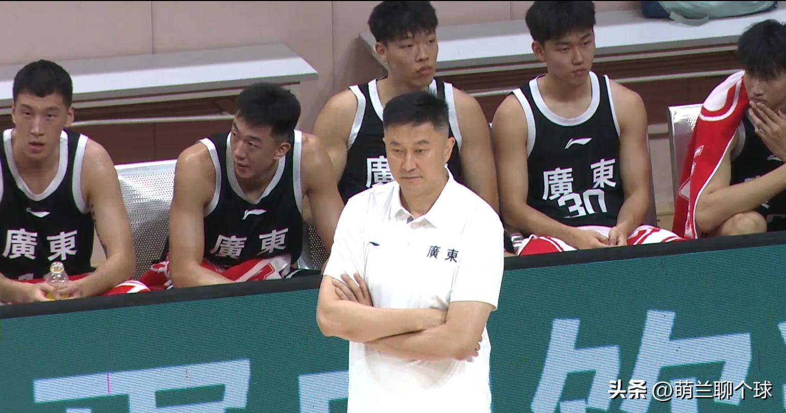 深圳男篮强劲发威，实现连胜佳绩