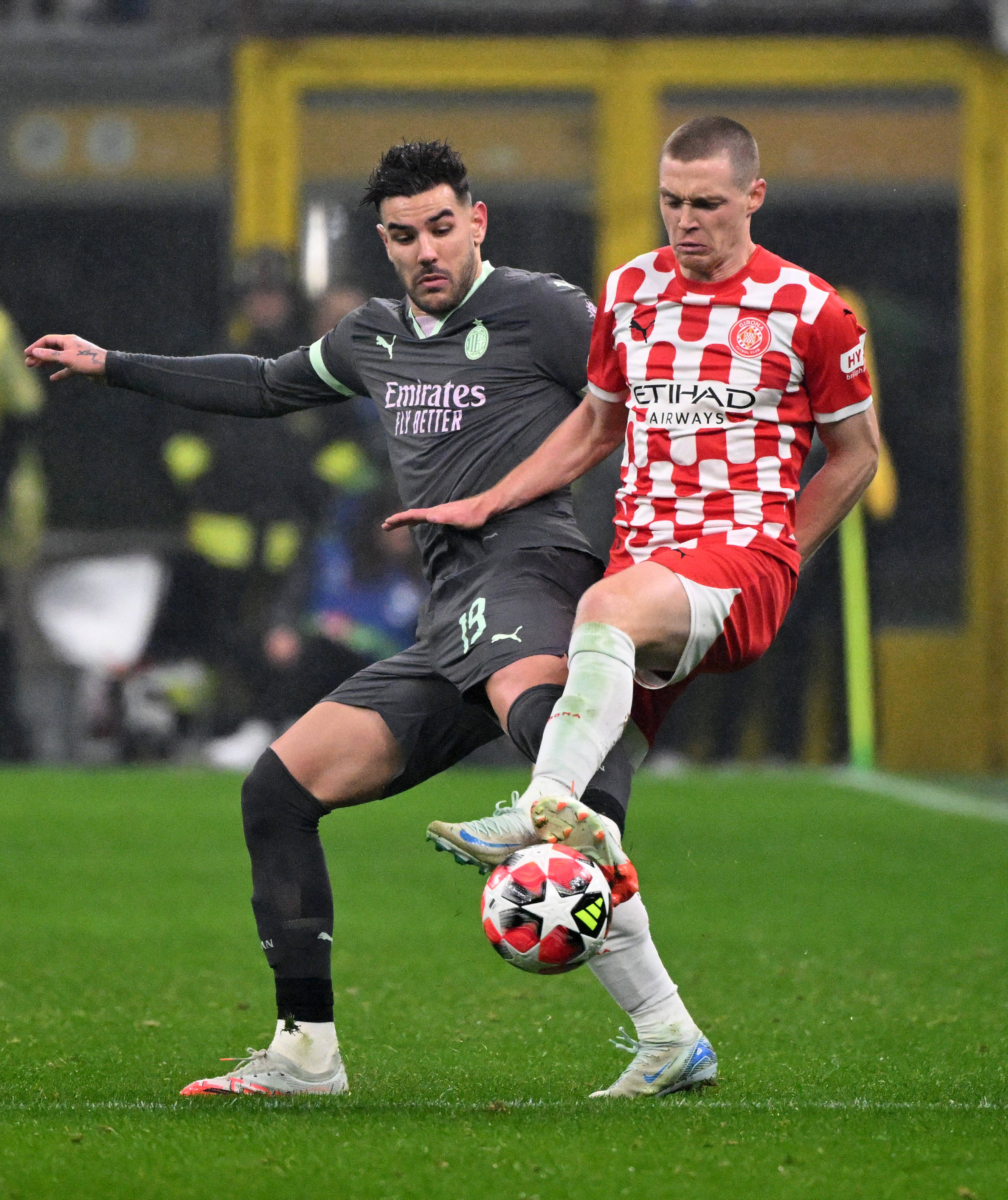 包含AC米兰完胜丹麦，范佩西关键制胜的词条