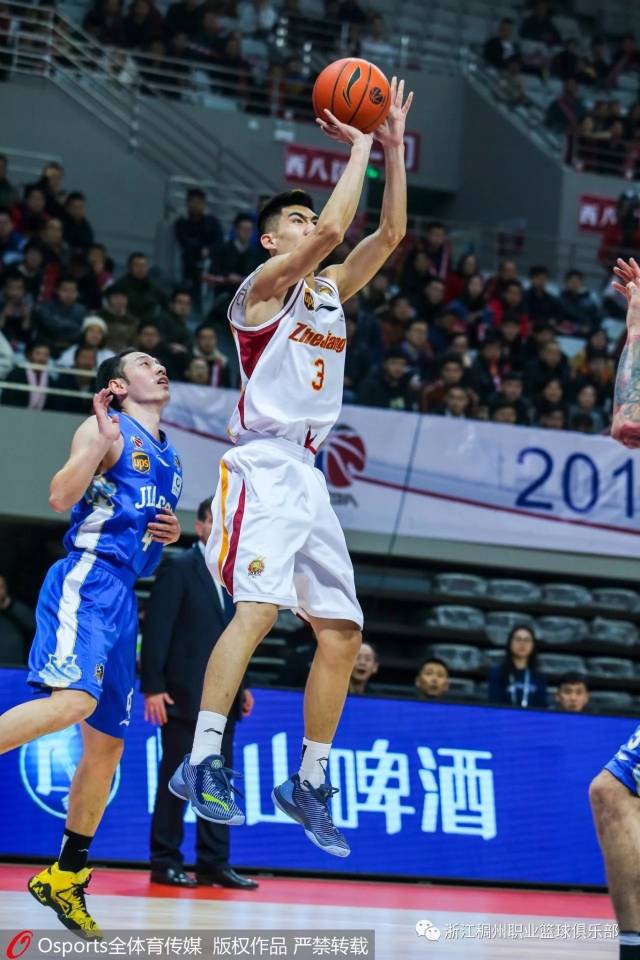 浙江队鏖战快船，布克带队取胜